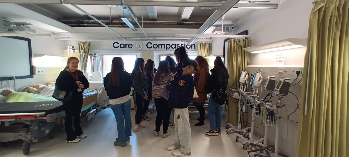 We've had a lovely day with students from @leedscitycoll today. They quizzed our student ambassadors. Enjoyed looking around campus and then had a brilliant session with Natalie and Fi @UoB_Nursing