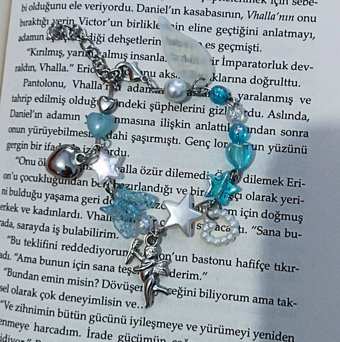 Charm satış! İstediğiniz boyut, renk ve modeli söylerseniz yapabilirim! Telefon charmı binder için ve bileklik de yapıyorum! Dm atabilirsiniz! hesabımdan da örnek bakabilirsiniz. 🎀 @bujo_go @bujosatis @bujoshoptr @bujo_sell @kpopmerchsatis @randombujo