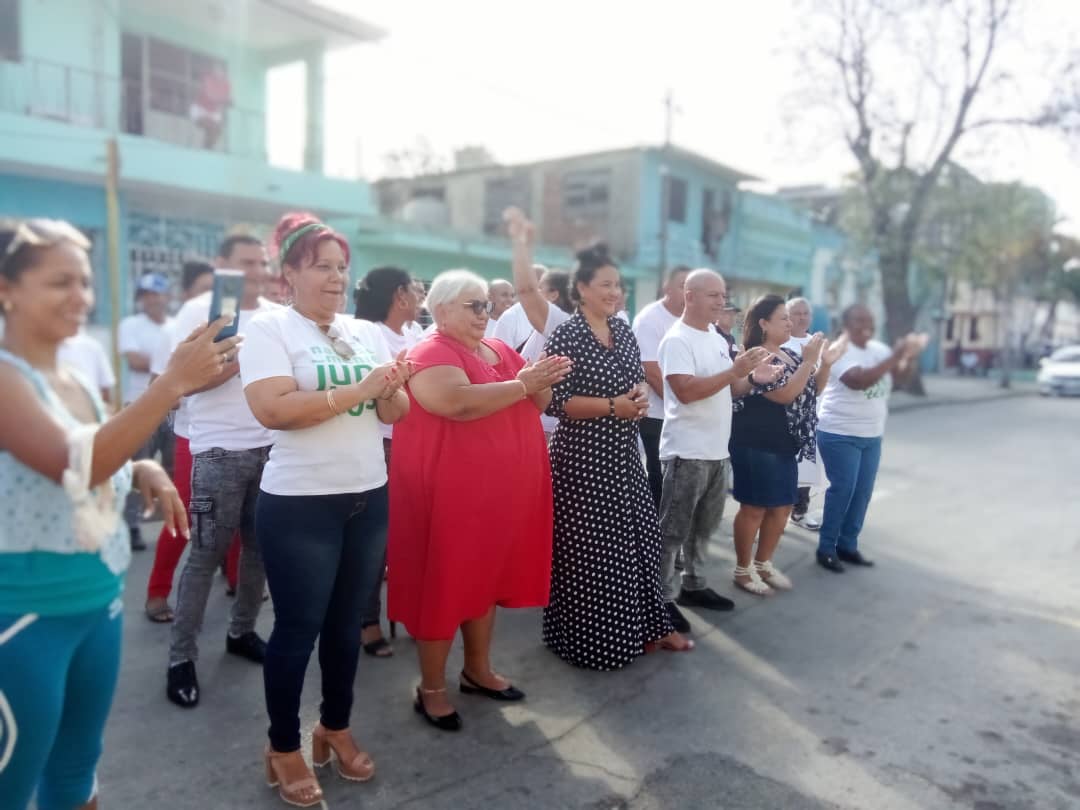 Reciben los trabajadores de Campismo Popular en #ProvinciaGranma la condición  de Colectivo #VanguardiaNacional
#PorCubaJuntosCreamos 
@YudelkisOrtizB 
@YanetsyTerry