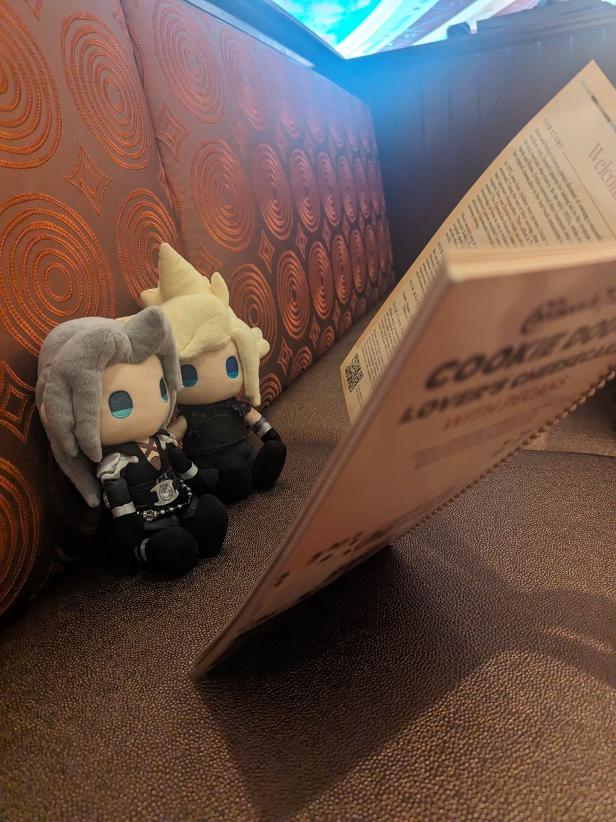 Holy shit! Cloud and Sephiroth at the Cheesecake Factory!!!