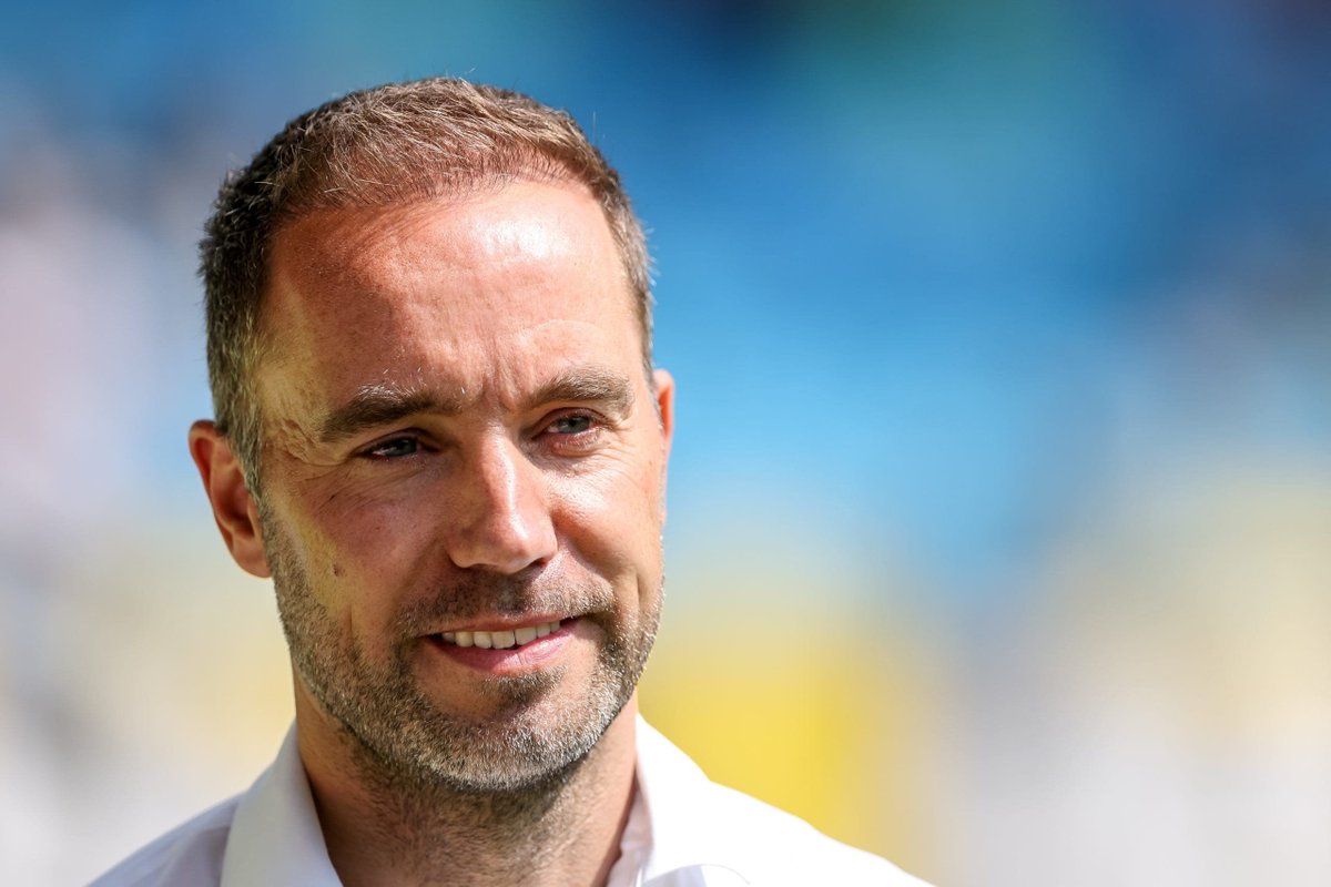 oranjefussball's tweet photo. #TOPOss bestätigt die Verpflichtung von Sjors #Ultee als neuer Cheftrainer ab der Saison 2024/2025: Der 36-jährige wird Nachfolger von Ruud Brood und erhält bei den Ossenaren einen Zweijahresvertrag. Ultee trainierte in der Vergangenheit den SC Cambuur und Fortuna Sittard. https://t.co/EAOFHy4jWw