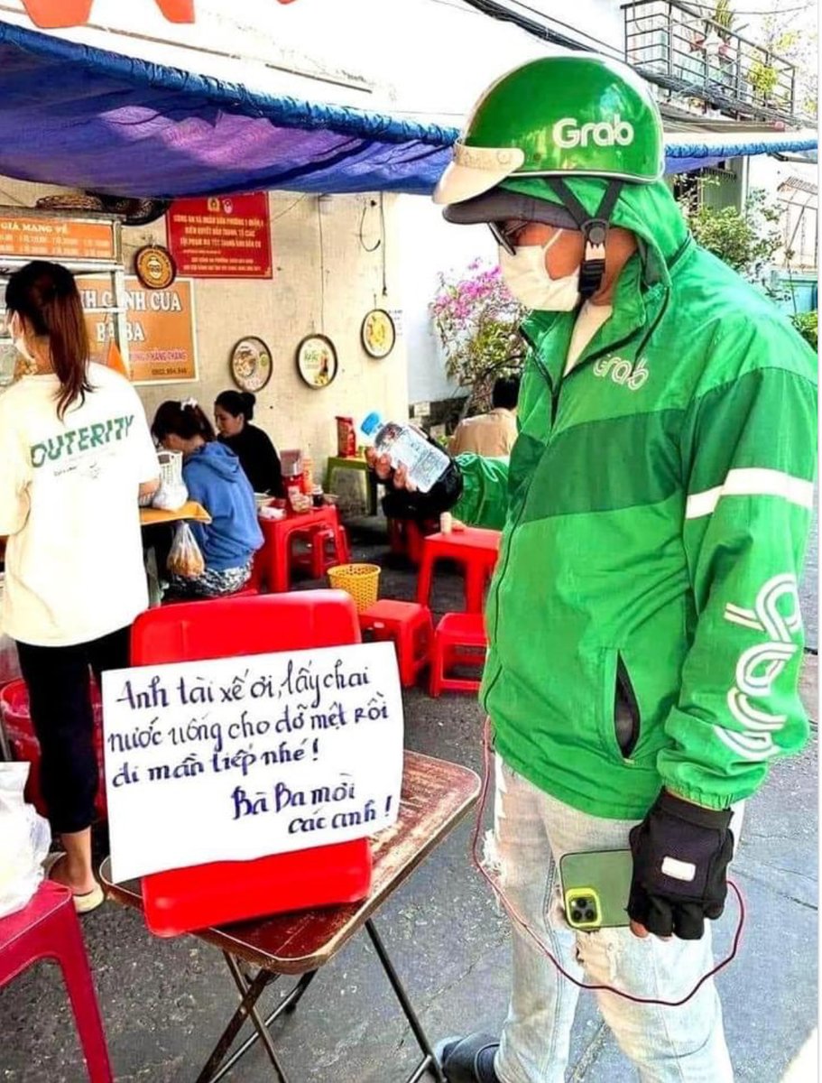 ' TÌNH NGƯỜI SÀI GÒN THẬT CẢM ĐỘNG...! Một chai nước cũng đủ làm “mát lòng” cho người đi đường giữa buổi trưa như “thiêu đốt” làn da...! Cảm ơn Bà Ba với những lời thật ngọt ngào...! Đâu đó vẫn có cái tình của người Sài Gòn...! ' Nguồn : Bùi Anh Huy