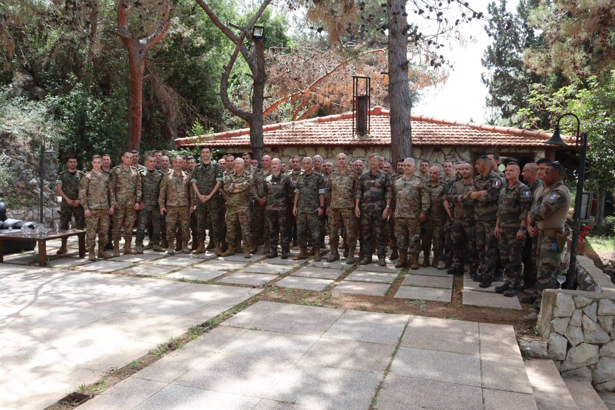 Malgré le contexte compliqué au 🇱🇧, retrouvailles autour de Saint Georges des cavaliers de @LebarmyOfficial ayant effectué des stages en France et des officiers 🇫🇷 de @MissionDefLiban en présence d’une délégation de @DAMAN_UNIFIL_FR. Les traditions perdurent. @CoopSecuDefense