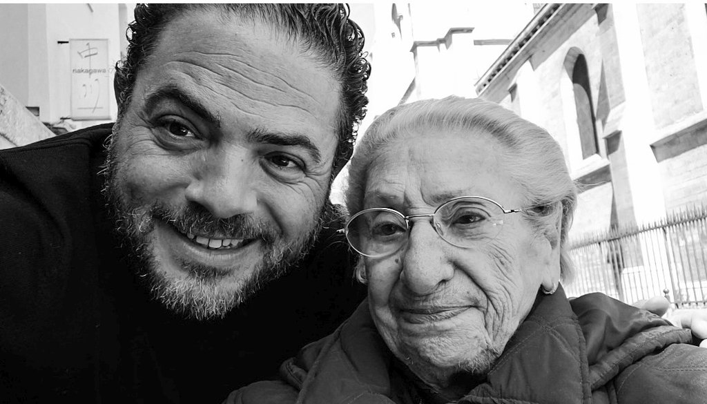 Anna, 95 ans. Fille de juifs polonais, Anna naît en 1929 en France. Très jeune, ses parents l'a confie à une nourrice ; ce qui était courant à l'époque. Pendant la Seconde guerre mondiale, ses parents sont déportés et ne reviendront jamais. Anna reste chez cette famille française…