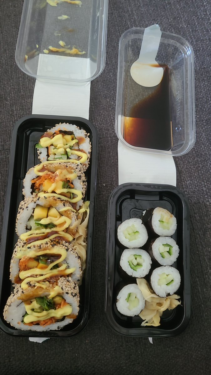 My mom got me some sushi. 🫂💓
Special vegan roll on the left (cucumber, carrots, mango and arugula)
Cucumber maki on the right