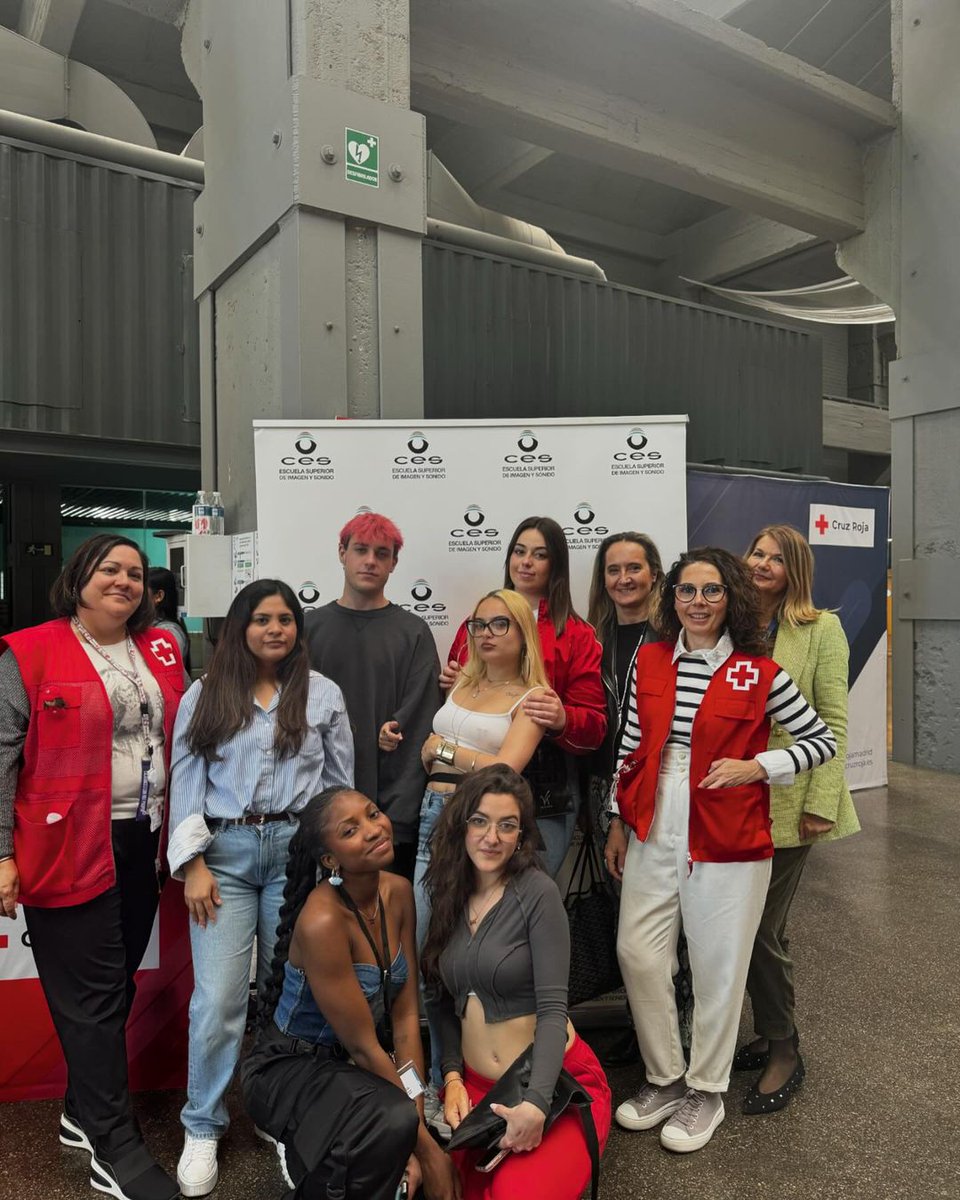 ¡Orgullo CES! Alumnos de Asesoría de Imagen en la Feria de Empleo de <a href="/CruzRojaEsp/">Cruz Roja Española</a>, ofreciendo consejos y talleres de asesoría personal. 💼👏 #escuelaces #imagenpersonal #cruzroja #feriaempleo