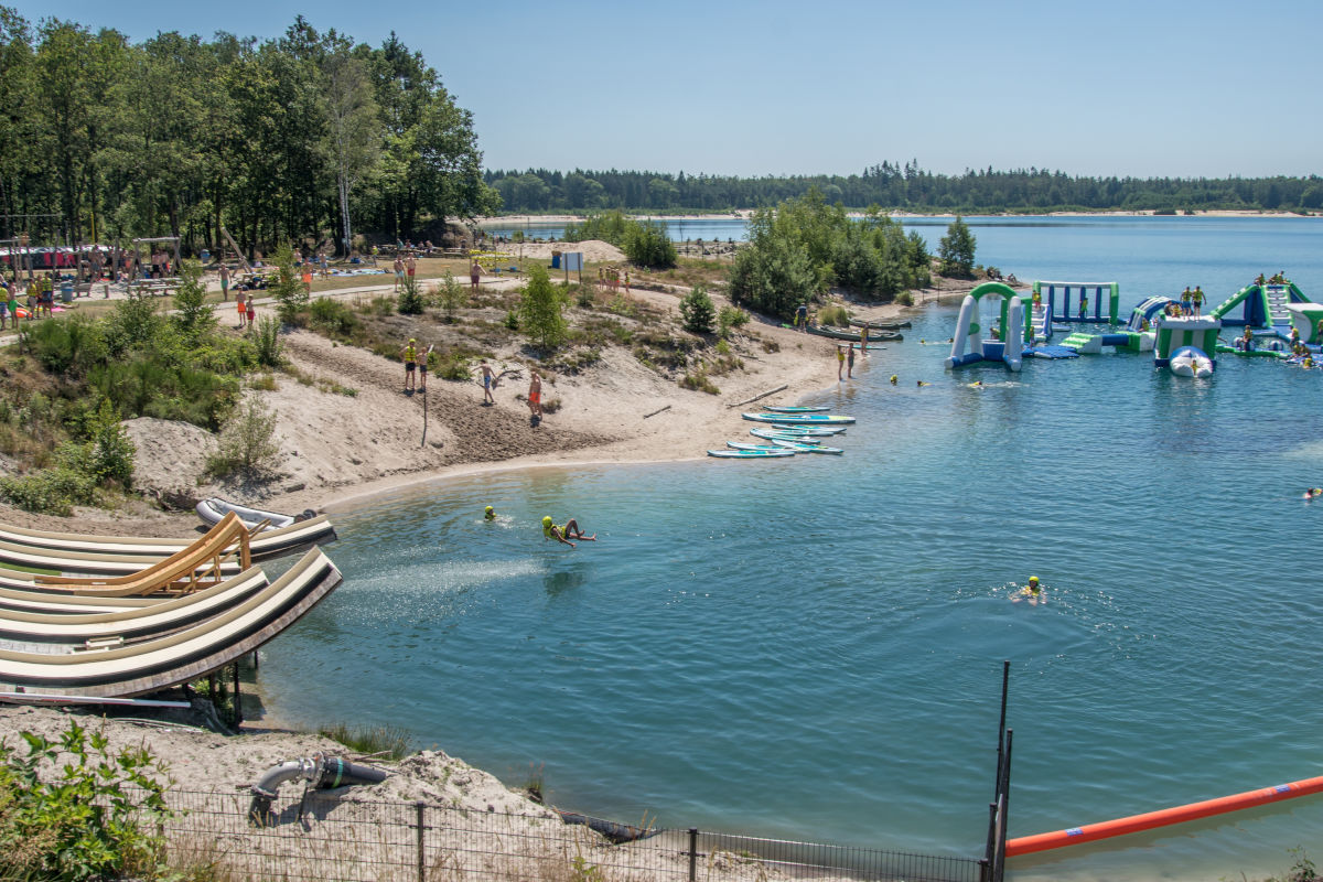 Op 1 mei begint het nieuwe seizoen voor het zwemmen in zwemplassen. Provincie Drenthe en waterschappen houden toezicht op de veiligheid en waterkwaliteit. Advies: zwem alleen in plassen die door de provincie zijn aangewezen als zwemlocatie. Meer info op ➡️ zwemwater.nl