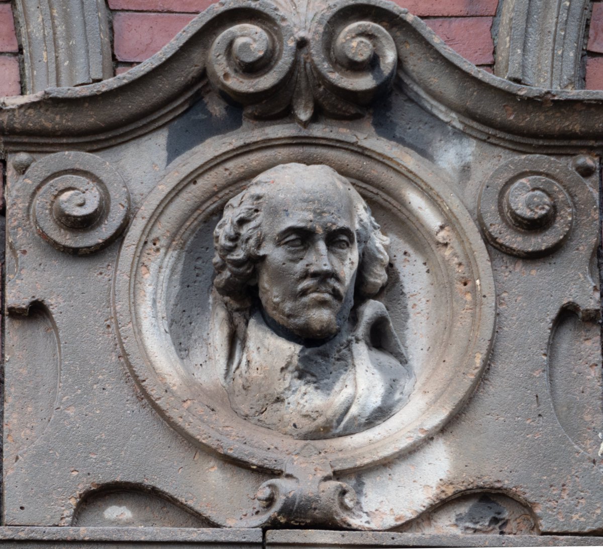 🎂Happy birthday to Shakespeare on the day that is traditionally celebrated as his birthday. Here are a few Bard related images from our archives Safety curtain @TheRSC Decoration from @BuxtonOpHouse Illustration @The_Globe Bust on the exterior @trwakefield