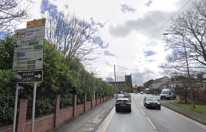 Knutsford Road closed after crash between transit van and Peugeot dlvr.it/T5vQn9