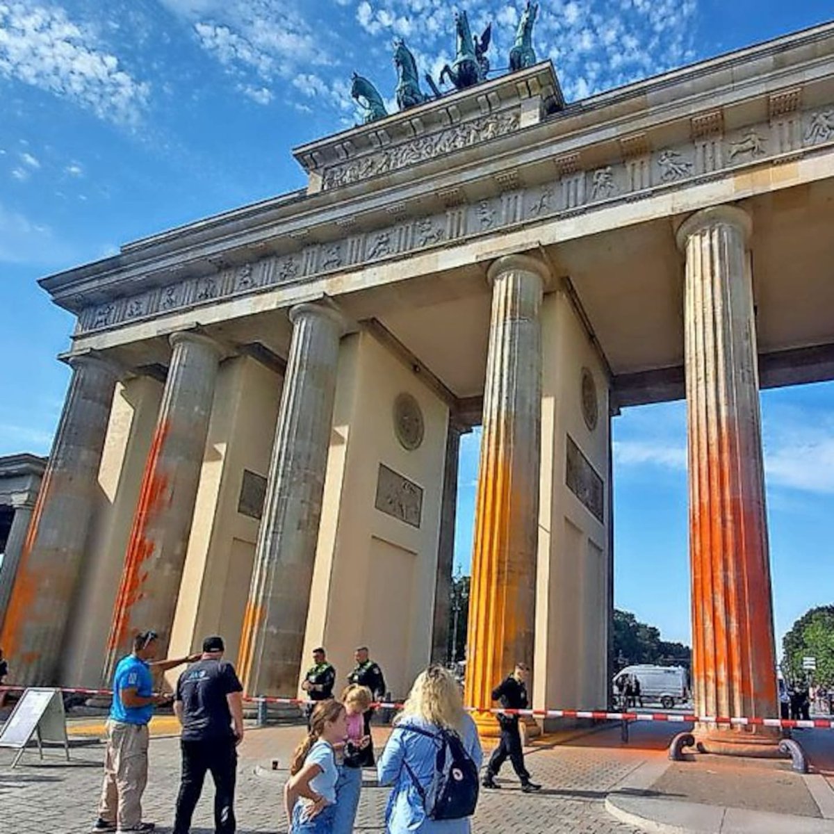 ++ 8 Monate Haft für ein orangenes #BrandenburgerTor ++

In 50 Jahren: Ein Kind, das in der Klimahölle aufwächst, entdeckt orangene Farbreste.
Kind: 'Was ist das?'
Mama: 'Menschen haben darauf aufmerksam gemacht, dass eine Katastrophen droht & eine politische Wende notwendig ist'