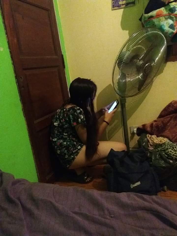 PateaKulos's tweet photo. La mujer que se queda al lado del enchufe con tal de seguir hablando contigo, esa mujer vale la pena.
Ella es Rocio mi pareja, no tengo idea con quien esta hablando pero igual quedate con la persona que te preste atencion asi como ella esta prestandole atencion a alguien mas porque yo estoy acostado mirando memes y conmigo no esta hablando☺️👌🏻
