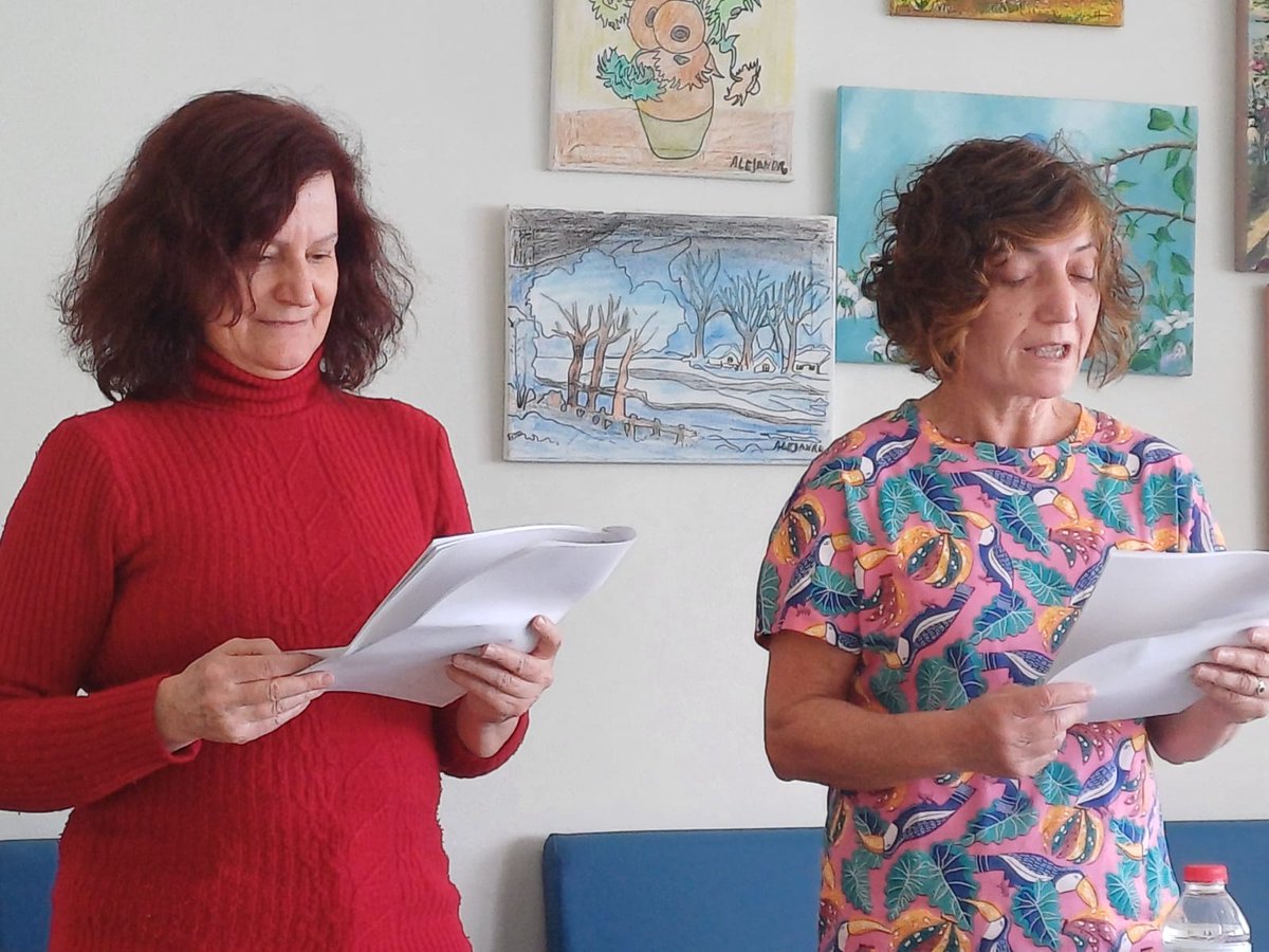 Feliç coincidència avui de #SantJordi2024 amb la cita mensual amb les lectures de #AVivaVeu. Gràcies a la Mireia i l'Adela de la @BiblioBellvitge que han traslladat l'emoció de la poesia de Joana Raspall, Montserrat Abelló i Federico Garcia Lorca als pacients de Psiquiatria.