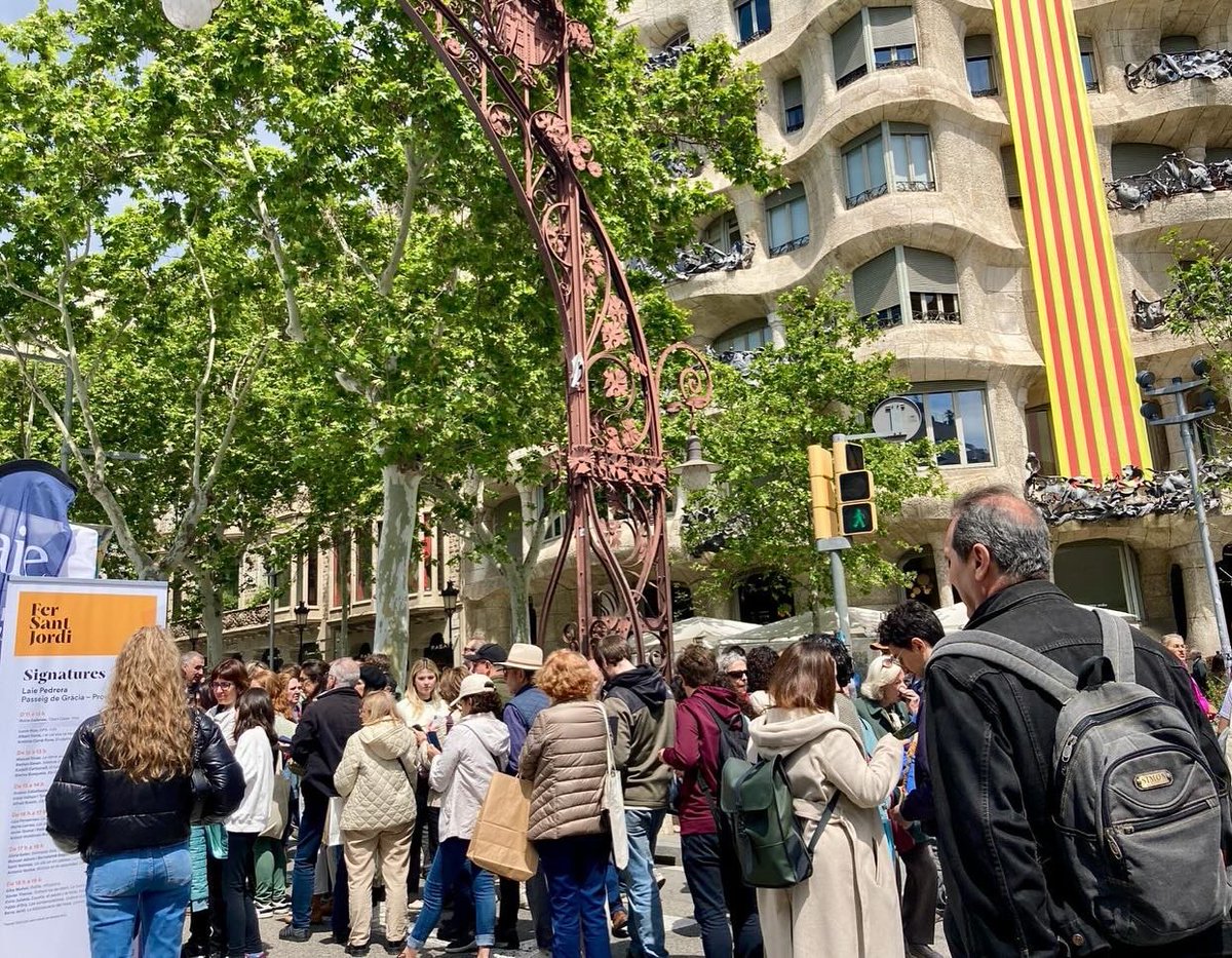 Firmas en @lacentral_llibreria, en @llibrerialaie y en una silla en medio de la calle. Gracias, querida tribu lectora, por ser multitud. #Barcelona #SantJordi2024