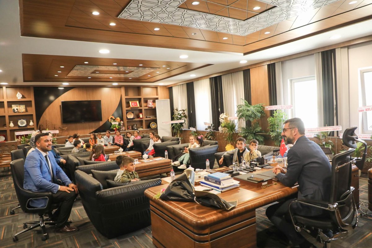 senfurkan13's tweet photo. 23 Nisan Ulusal Egemenlik ve Çocuk Bayramı etkinlikleri kapsamında Yolcular Köyü İlkokulu ailesi olarak Bitlis  Belediye Başkanı Nesrullah TANĞLAY'ı makamında ziyaret ettik.
Sayın Başkana misafirperverlikleri için teşekkür ederiz.@Bitlis_Mem @BilalGur30 @BitlisBld https://t.co/dyGj0ot9rE
