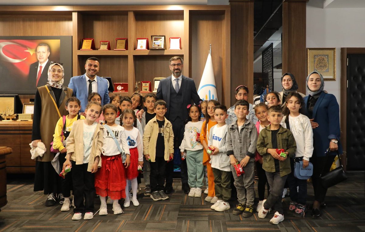 23 Nisan Ulusal Egemenlik ve Çocuk Bayramı etkinlikleri kapsamında Yolcular Köyü İlkokulu ailesi olarak Bitlis  Belediye Başkanı Nesrullah TANĞLAY'ı makamında ziyaret ettik.
Sayın Başkana misafirperverlikleri için teşekkür ederiz.<a href="/Bitlis_Mem/">Bitlis İl Milli Eğitim Müdürlüğü</a> <a href="/BilalGur30/">Bilal GÜR</a> <a href="/BitlisBld/">Bitlis Belediyesi</a>