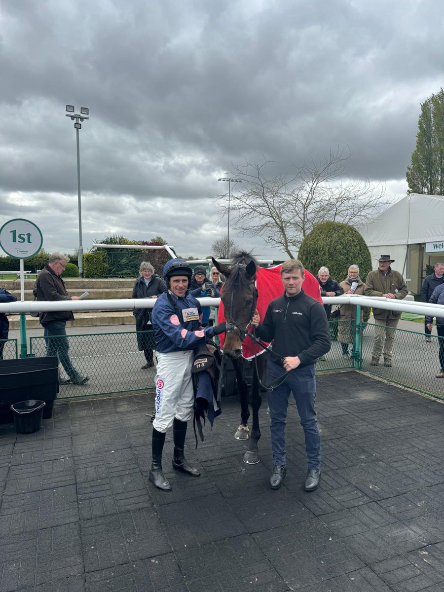 WINNER!!!🏆 🥇GOD’S OWN GETAWAY gets of to winning start over fences this afternoon @Southwell_Races under @harryskelton89 

Congratulations to the owners in the SRWPartnership and Andy who looks after him at home. 

#teamskelton