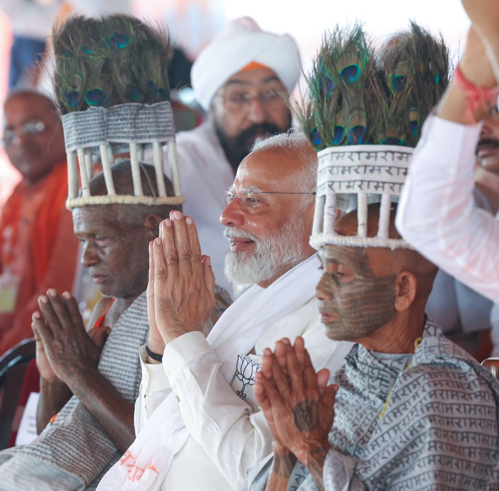 PM Shri @narendramodi with members of Ramnami Samaj today at Jangir Champa, Chhatisgarh. #AbkiBaar400Paar