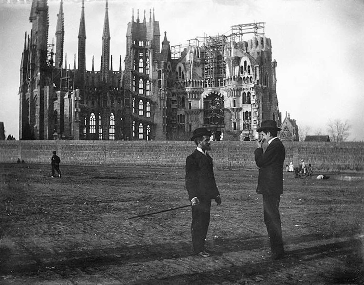 The church La Sagrada Família. Barcelona, Spain. 1905. The church is still under construction today. 

#history #church #spain #barcelona #españa #lasagradafamilia #construction