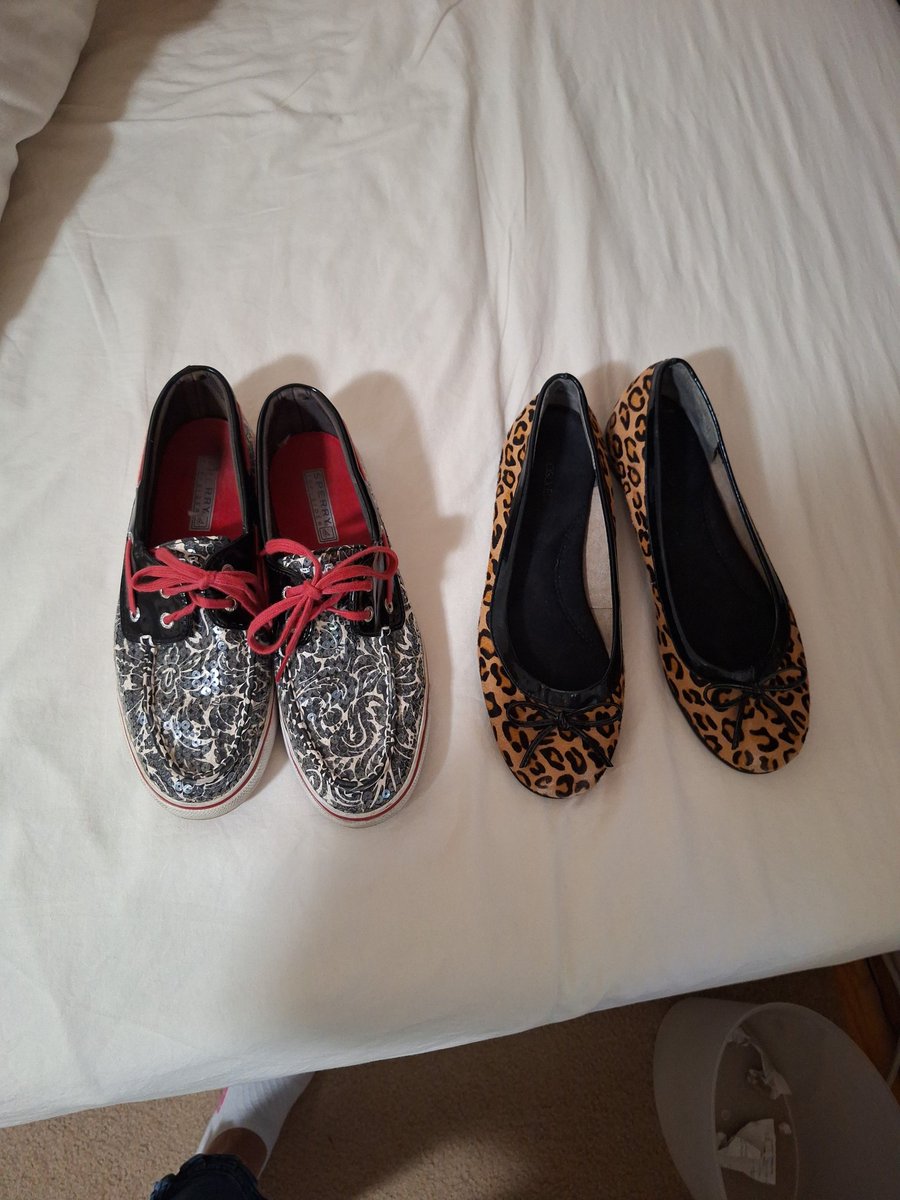 I didn't get to go thrifting here after my second day visiting Virginia, but on that day I found two pairs of really great shoes for way under $20. They are sexy in their own way and really cute. The pair of boaters are Sperrys and the leopard printed are Aerosoles. Did I…