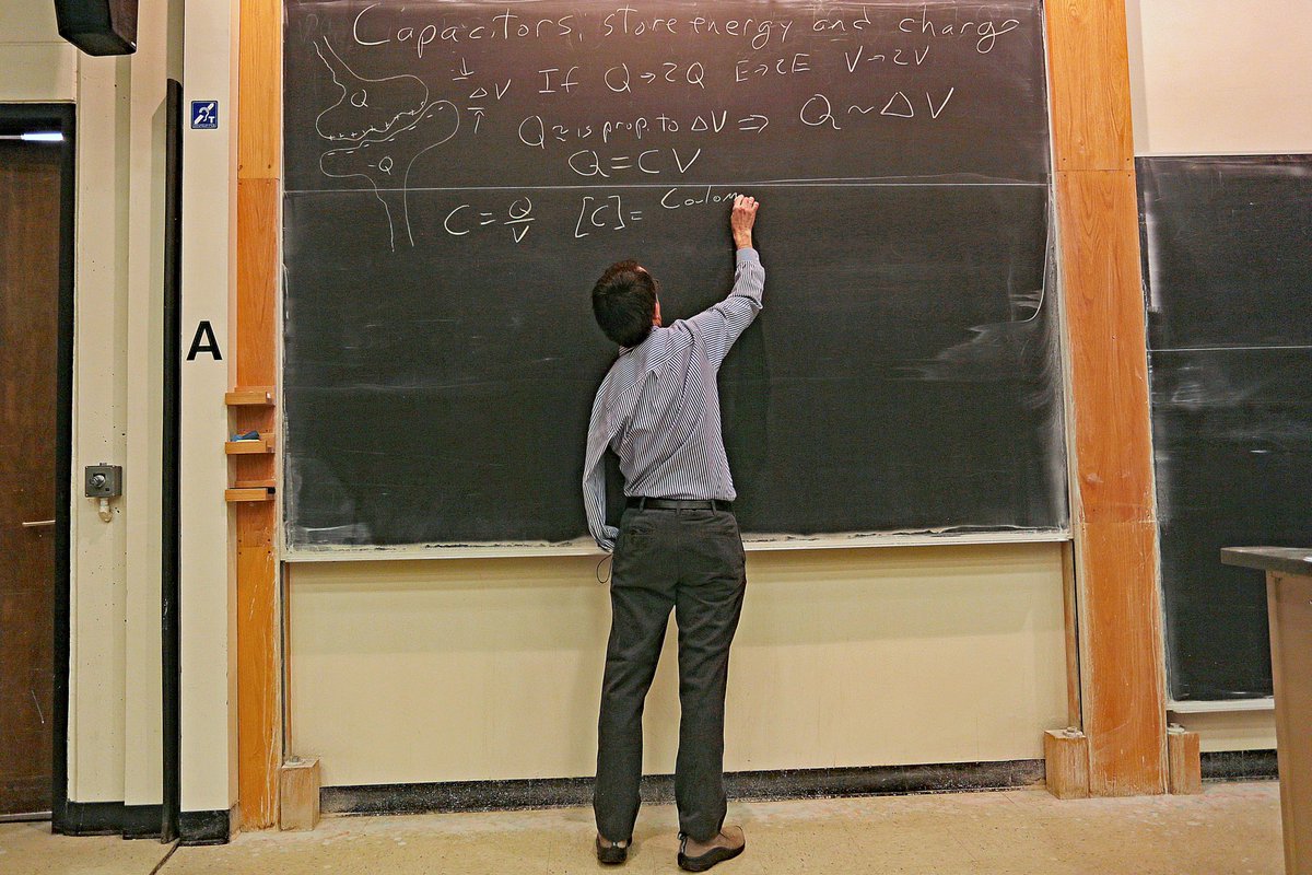 CUBoulderPhys's tweet photo. When your first-year physics class @CUBoulder is taught by a Nobel laureate… 🤯
Check out a special feature in the @CUArtsSciences magazine about General Physics 2 for Majors ⤵️
https://t.co/QGRG6XLFNC
#PhysicsBuffs #CUBoulderPhysics @JILAscience @CUEngineering @futurebuffs https://t.co/a3Cu2PMckU