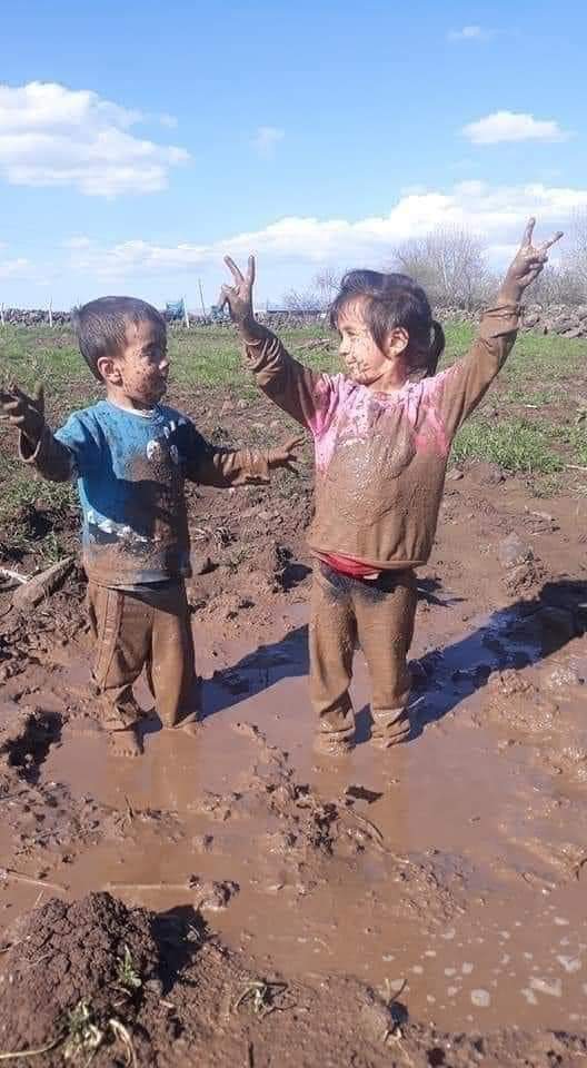 ' Elimde olsa dünyayı küçümserdim İyisine de kötüsüne de yuh çekerdim Daha doğrusu bu aşağılık yere Ne gelirdim, ne yaşardım, ne ölürdüm.' Ömer HAYYAM