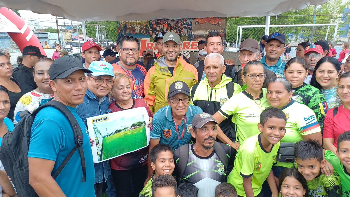 Me fui hasta la cancha ubicada en la carrera 1 con calle 6 de Barrio unión, para dar inicio a los trabajos de rehabilitación total de la misma. Estaremos colocando la grama artificial, incorporando nuevos elementos para quienes practican el fútbol, iluminándola y mejorando sus