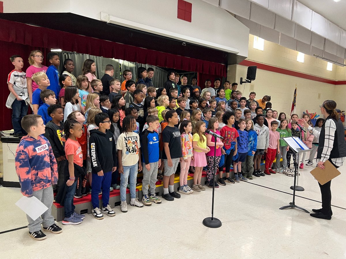 All grade 3 students are presenting a musical showcase on April 24 at 6 P. M. Students need to report to Room 640 no later than 5:45 P. M. if they plan to participate. The students are busy practicing for this showcase!