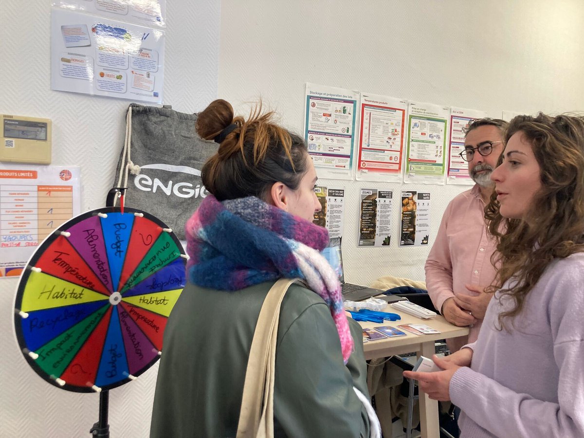 ENGIEpartFR's tweet photo. En direct du Speed Dating #Ecogestes ! 🌱

L'objectif : sensibiliser les étudiants à la maîtrise des #énergies✅

Venez nous rencontrer à📍l'Épicerie Sociale pour découvrir les dispositifs d'aide dont vous pouvez bénéficier pour consommer moins et mieux.

#JAgisAvecENGIE https://t.co/yTB8x2wwRE