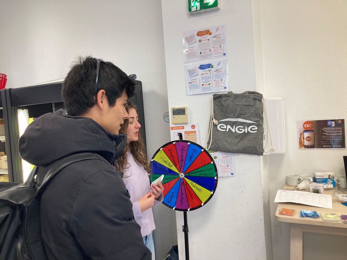 ENGIEpartFR's tweet photo. En direct du Speed Dating #Ecogestes ! 🌱

L'objectif : sensibiliser les étudiants à la maîtrise des #énergies✅

Venez nous rencontrer à📍l'Épicerie Sociale pour découvrir les dispositifs d'aide dont vous pouvez bénéficier pour consommer moins et mieux.

#JAgisAvecENGIE https://t.co/yTB8x2wwRE