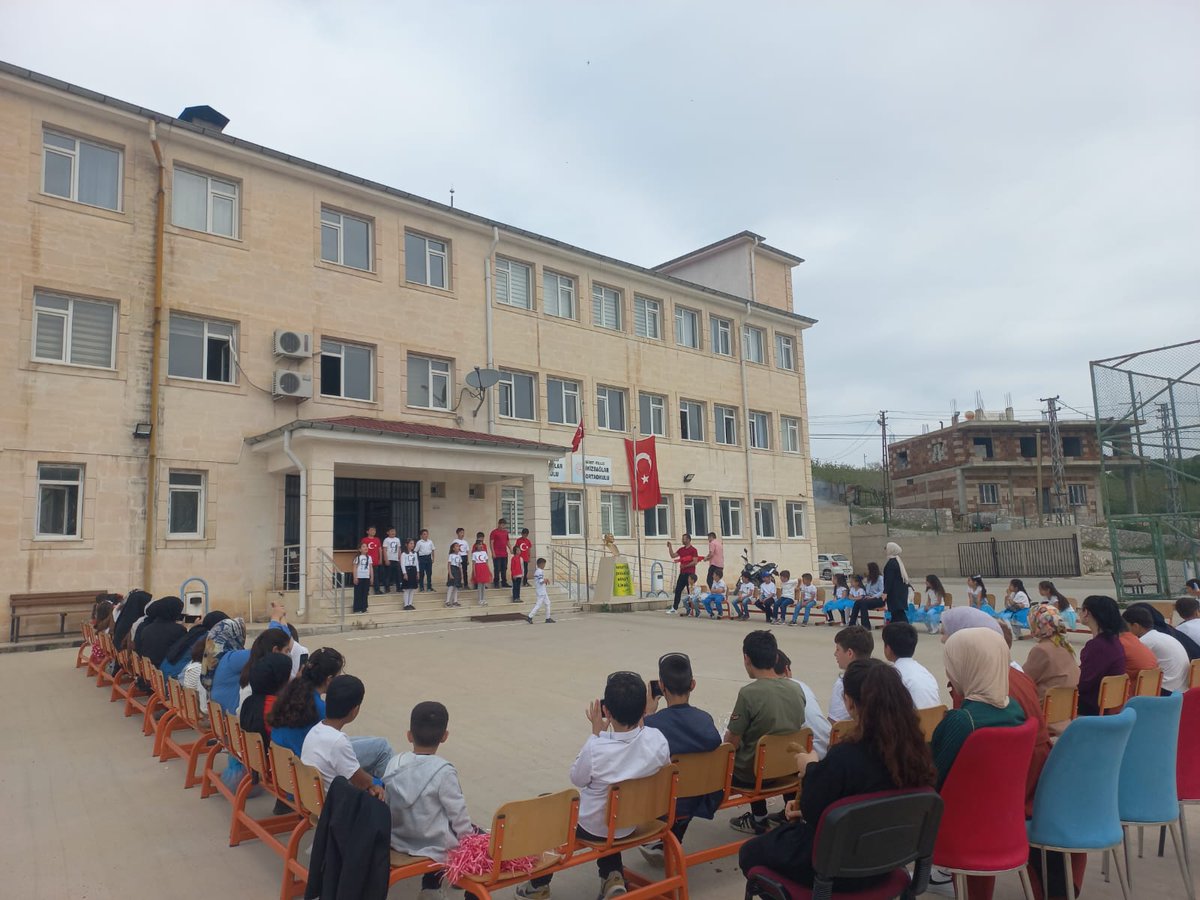 Ikizbaglar56's tweet photo. 23 Nisan Ulusal Egemenlik ve Çocuk Bayramı okulumuzda gerçekleştirilen çeşitli etkinliklerle kutlandı. Emeği geçen tüm öğretmenlerimize ve öğrencilerimize teşekkür ederiz.  @tcmeb @Yusuf__Tekin @SiirtValiligi @Dr_KemalKzlkaya @mem_siirt @sadoglu_salih @tillokaymakam @MemTillo https://t.co/bw0mBLnQiX