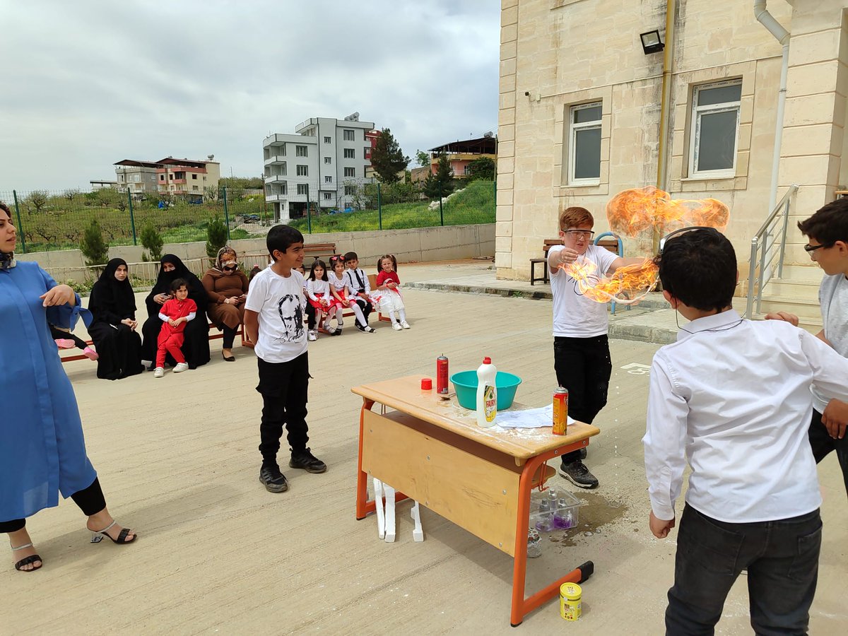 23 Nisan Ulusal Egemenlik ve Çocuk Bayramı okulumuzda gerçekleştirilen çeşitli etkinliklerle kutlandı. Emeği geçen tüm öğretmenlerimize ve öğrencilerimize teşekkür ederiz.  <a href="/tcmeb/">Millî Eğitim Bakanlığı</a> <a href="/Yusuf__Tekin/">Yusuf Tekin</a> <a href="/SiirtValiligi/">Siirt Valiliği</a> <a href="/Dr_KemalKzlkaya/">Dr. Kemal KIZILKAYA</a> <a href="/mem_siirt/">Siirt İl Millî Eğitim Müdürlüğü</a> <a href="/sadoglu_salih/">Salih Sadoğlu</a> <a href="/tillokaymakam/">Tillo Kaymakamlığı</a> <a href="/MemTillo/">Tillo_MEM 🇹🇷</a>