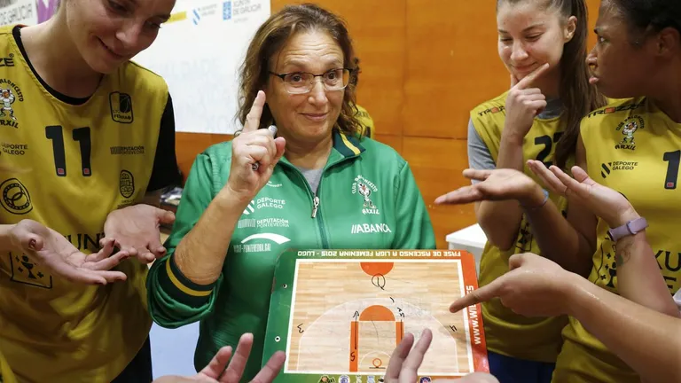 CompeticionFEB's tweet photo. 💐 Pésame #LF2: Desde @BaloncestoESP nos sumamos al dolor por el fallecimiento de Maite Méndez

▶️ La J.1 de la #FaseFinalLF2 servirá como homenaje con un minuto de silencio por la entrenadora del @ArxilCb 

📝 Más información  ⬇
https://t.co/vNjPUduTn4

📸 @lavozdegalicia https://t.co/LWEAKi6L4Y