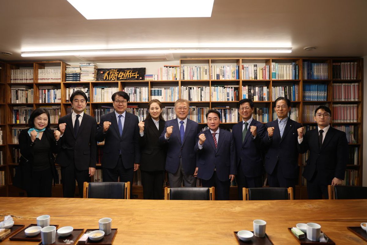 #새로운미래 #비대위

비대위의 양해로 
봉하마을 참배와 권양숙여사님 예방,
그리고 문재인 전 대통령님 
예방자리에 함께 했습니다.

다과자리에서 문재인 전 대통령님은 
현 정계 상황에 대한 예리한 통찰과
우리 새로운미래에 대한 기대와 관심,
그리고 사랑을 보여주셨습니다.