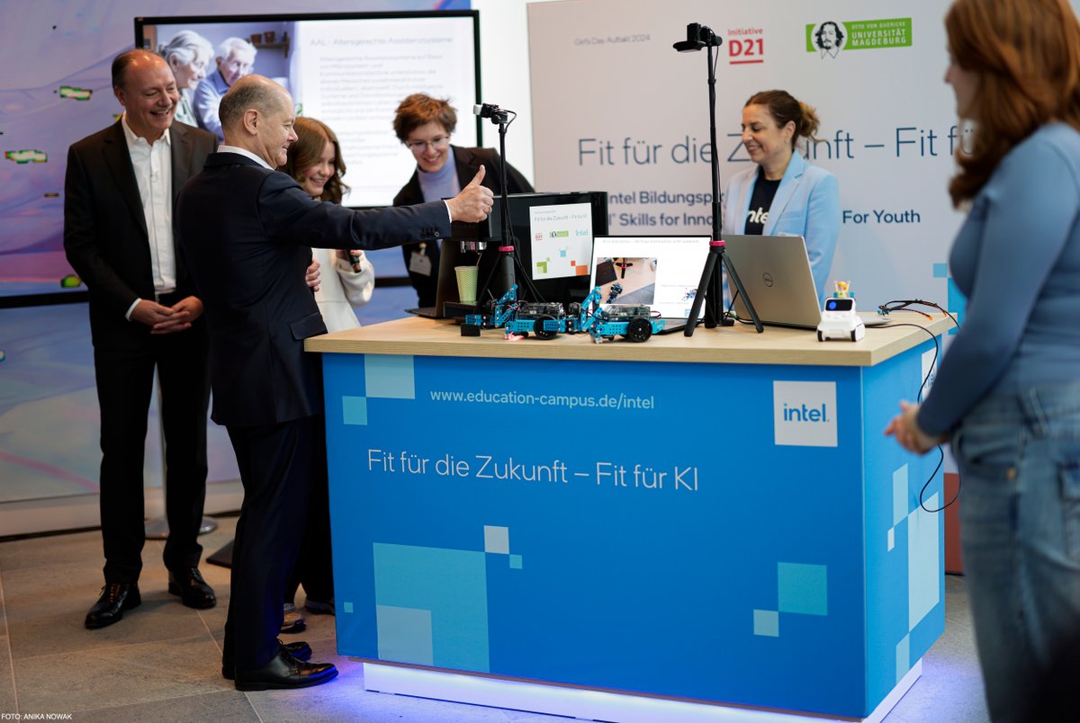 Initiative D21 (@initiatived21) on Twitter photo Durch praktisches Ausprobieren & den Austausch mit weiblichen Vorbildern haben die Schülerinnen im #MINT-Erlebnis-Parcours beim #GirlsDay-Auftakt unterschiedliche Berufe rund um das Oberthema #KI erlebt & <a href="/Bundeskanzler/">Bundeskanzler Friedrich Merz</a> Olaf Scholz & D21-Präsident <a href="/MR_GlobalPS/">inkognito</a> präsentiert. #D21GD Durch praktisches Ausprobieren & den Austausch mit weiblichen Vorbildern haben die Schülerinnen im #MINT-Erlebnis-Parcours beim #GirlsDay-Auftakt unterschiedliche Berufe rund um das Oberthema #KI erlebt & <a href="/Bundeskanzler/">Bundeskanzler Friedrich Merz</a> Olaf Scholz & D21-Präsident <a href="/MR_GlobalPS/">inkognito</a> präsentiert. #D21GD