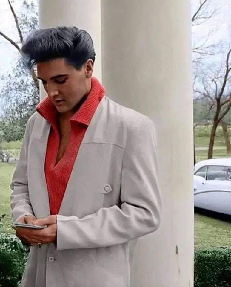 He’s reading all the twitts dedicated to him😲🫢😁😅📱🔥 …if only he could read us😭🫠🥰🥰💭 I believe is some way, he does and still take care of us, his adoring fans 🥹🥰😘💜💜💜💜✨ #ElvisPresley #ElvisHistory #Elvis2024