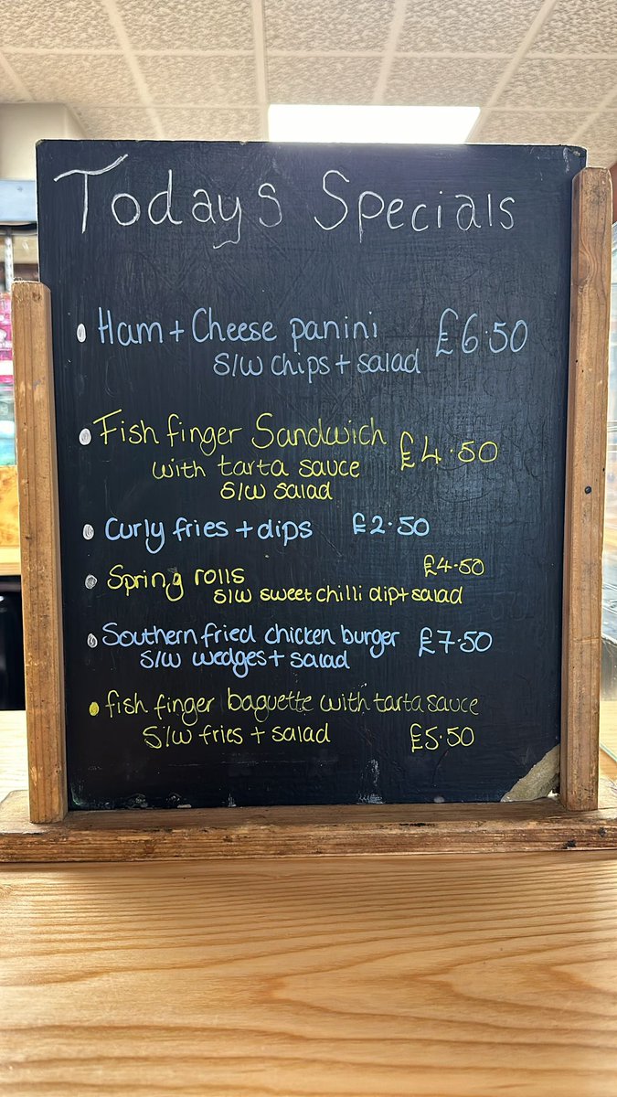 scraptoftgolf's tweet photo. Don’t miss out on today’s specials! 😋

We’ve got a great choice of warm food to keep you going on medal day ⛳️

#ScraptoftGC #SGC #MedalDay #GolfCourse #LeicesterGolf #Delish #SpecialsBoard #Catering https://t.co/iiaeEEAknC