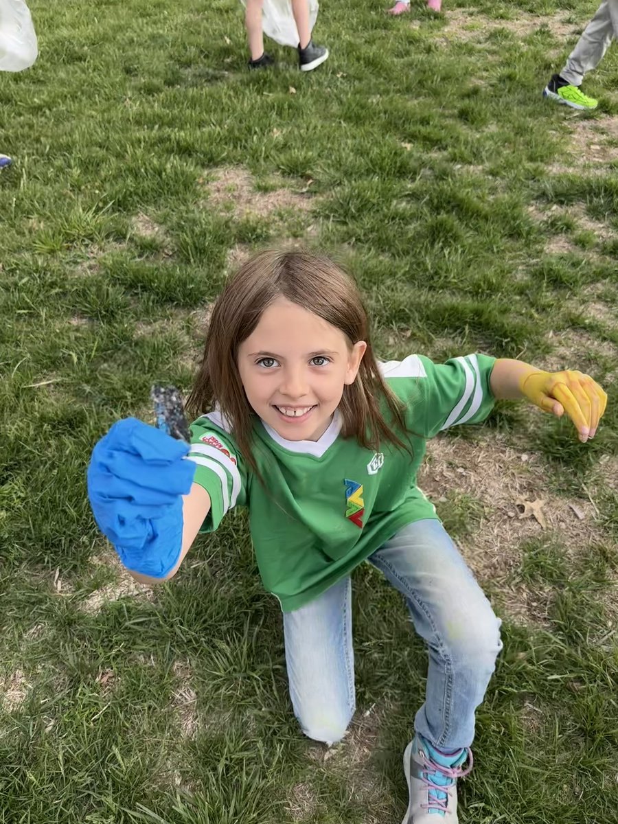 We read about being good citizens in #socialstudies. Then we went outside to pick up trash around the school. One girl even found a dollar! #volunteering #Teambps #BeKind