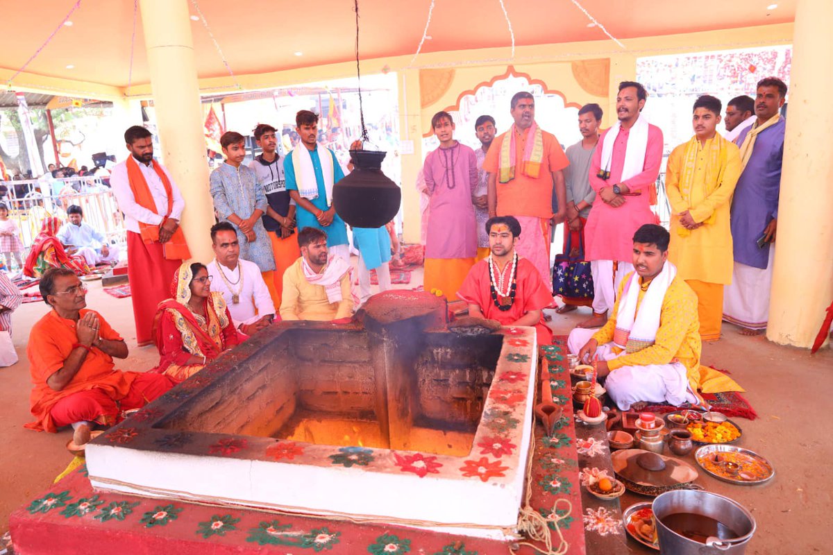 श्रीहनुमंत महायज्ञ पूर्णाहुति में पहुँचे पूज्य सरकार…बिगत पाँच दिनों से धाम पर चल रहे महायज्ञ के अंतिम सत्र में शामिल हुए पूज्य सरकार…