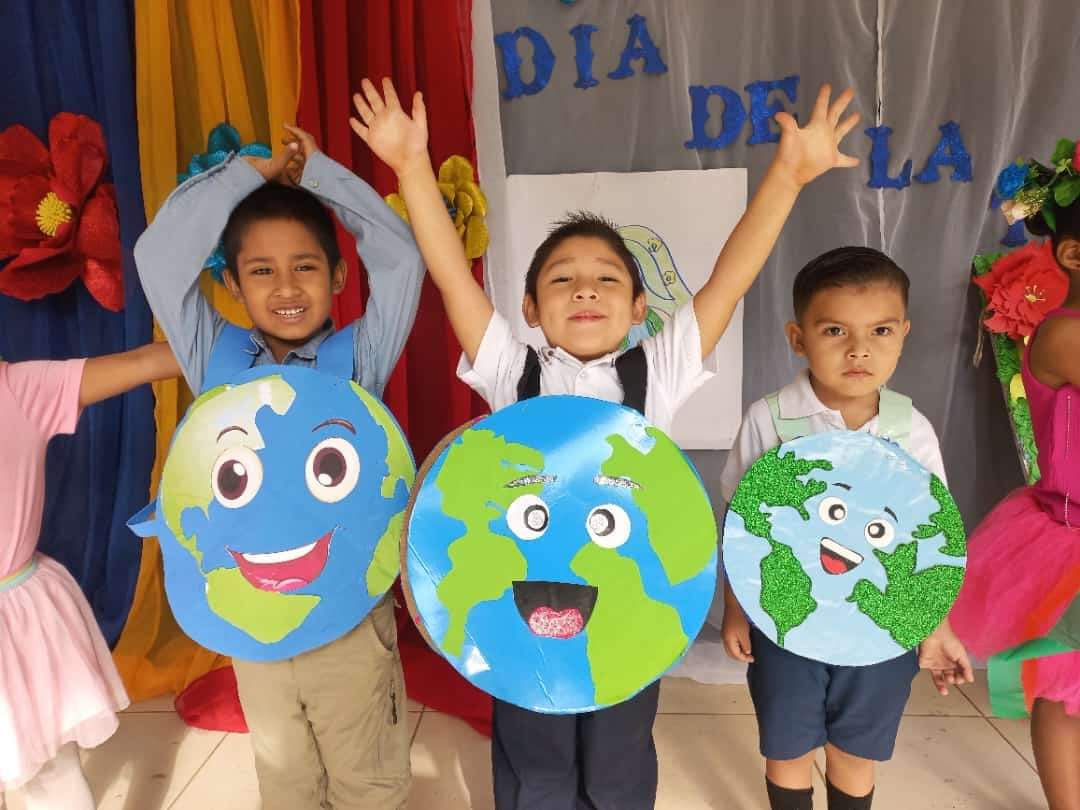 JaimeNindiri's tweet photo. 🚨Diferentes centros educativos de Masatepe celebran el día de la tierra, ¡ Realizan jornadas de reforestacion y diferentes actividades recreativas!
#Nicaragua #SomosPLOMO19
#SomosVictoriasVerdaderas https://t.co/F1lqB8kJNu