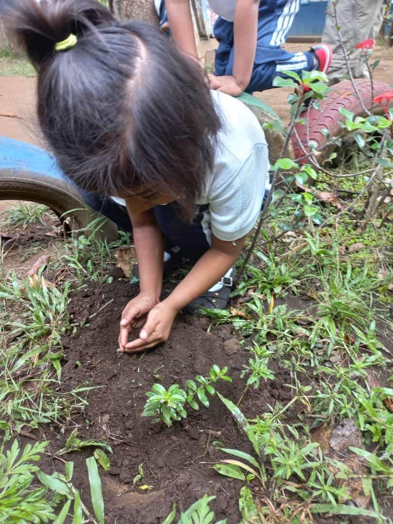 JaimeNindiri's tweet photo. 🚨Diferentes centros educativos de Masatepe celebran el día de la tierra, ¡ Realizan jornadas de reforestacion y diferentes actividades recreativas!
#Nicaragua #SomosPLOMO19
#SomosVictoriasVerdaderas https://t.co/F1lqB8kJNu