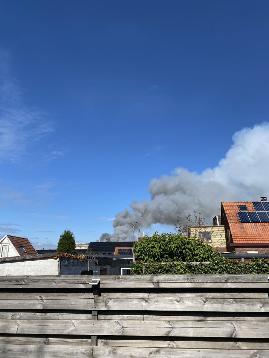 Er is een brand gemeld bij de Glasfabriek in Leerdam. Er zijn dikke zwarte rookwolken zichtbaar. Brandweer is onderweg.

Foto: Ingezonden