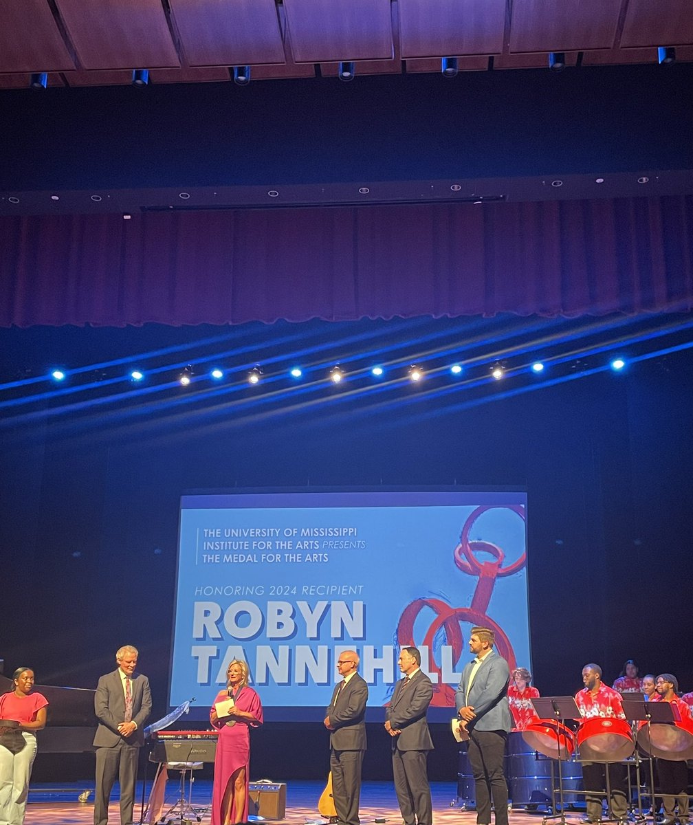 What an absolutely beautiful evening celebrating Mayor @RobynTannehill as she received THE MEDAL FOR THE ARTS! We are so thankful for her community leadership & all she does for our LOU Boys & Girls Club! 🎖️🎭