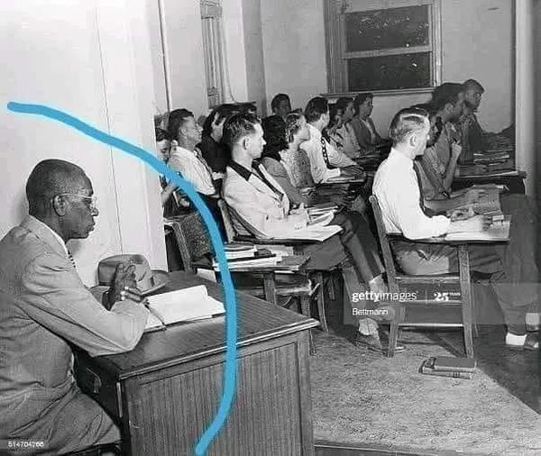 George McLauren,o primeiro homem negro admitido na universidade de Oklahoma em 1948,obrigado a sentar-se num canto da sala, longe dos companheiros brancos.Seu nome permanece até hoje na lista de honra,como um dos três melhores alunos da faculdade. Palavras dele:'Alguns colegas me