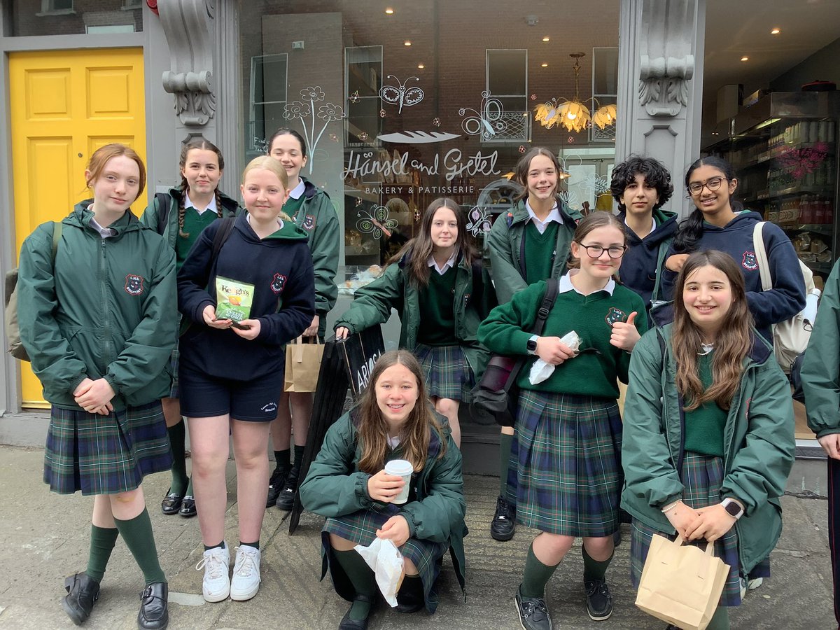 1st year German students enjoyed a great day at the @GI_Irland today. They even managed to squeeze in a stop over at the German bakery on their way 👏🏻