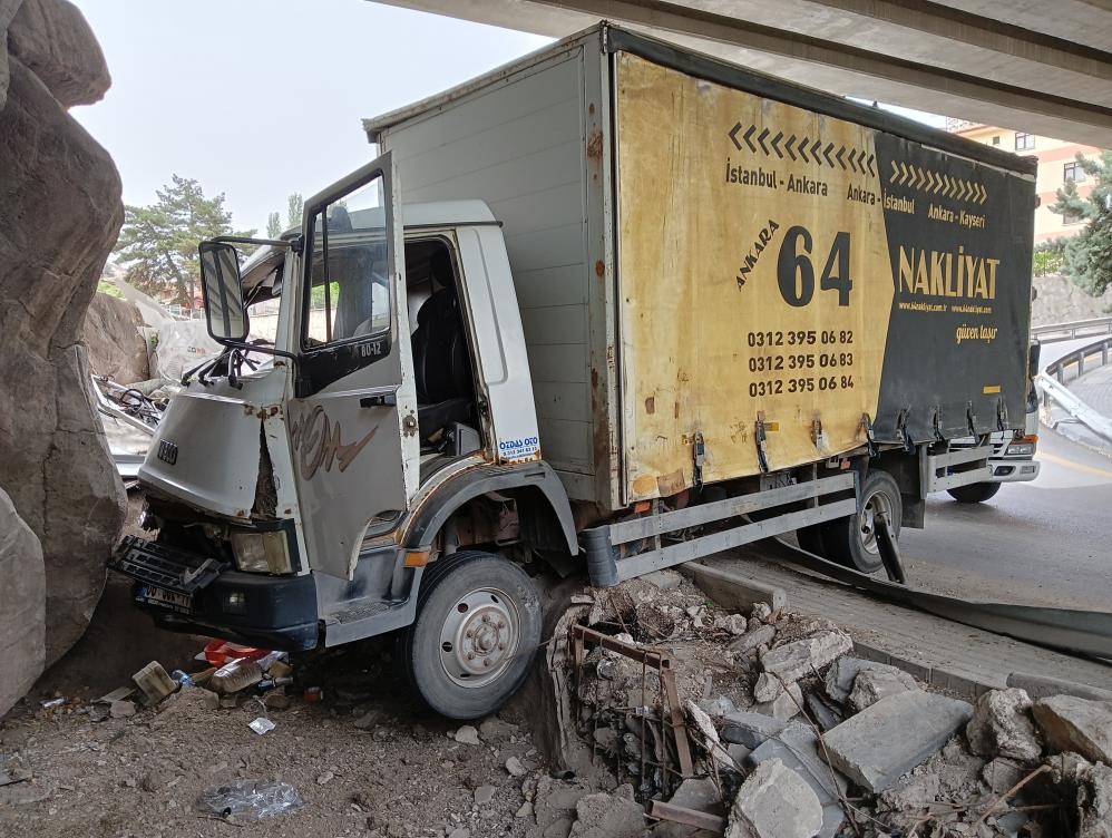 KEÇİÖREN'DE TRAFİK KAZASI: 1 YARALI! Ankara’da sürücüsünün hakimiyetini kaybettiği kamyon, yol kenarındaki duvara çarptı. Kazada yaralanan kamyon sürücüsü hastaneye nakledildi. radyotrafik.com/haber/ke%C3%A7…