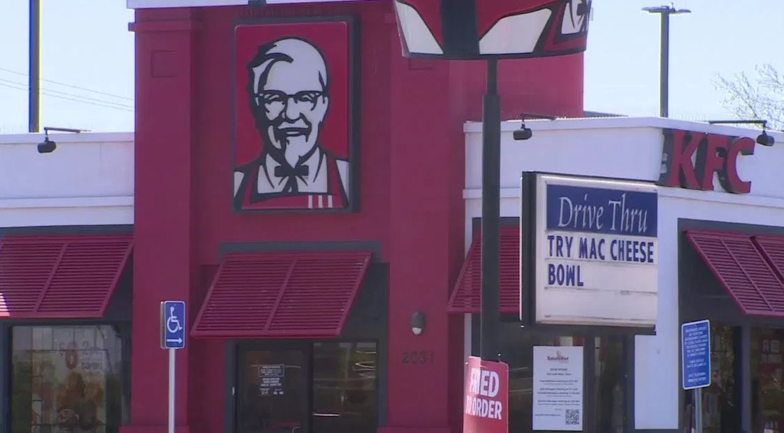 KMPHFOX26's tweet photo. The mandatory minimum wage increase has forced franchisees across California to cut back on work hours and has led to prices rising 7%, becoming the highest in the country.
DETAILS: https://t.co/pIBhUFO1kS https://t.co/iWXjXuK1dl