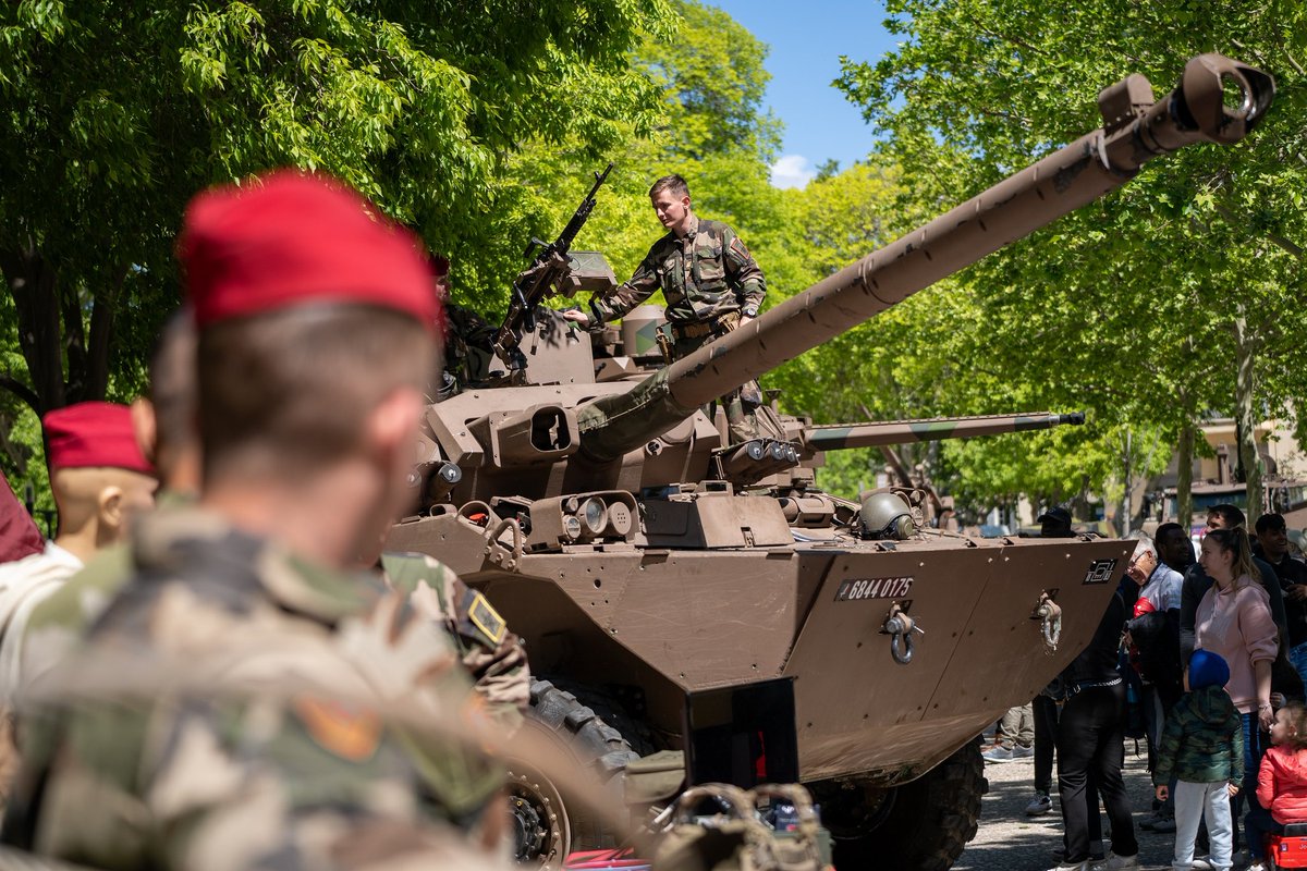 #40ans6BLB 2/6 : communion avec le public nîmois Installés toute la journée en plein cœur de Nîmes, les stands de présentations de matériels militaires, de recrutement et des partenaires de l’événement, ont accueilli un public venu en très grand nombre. #LienArméeNation