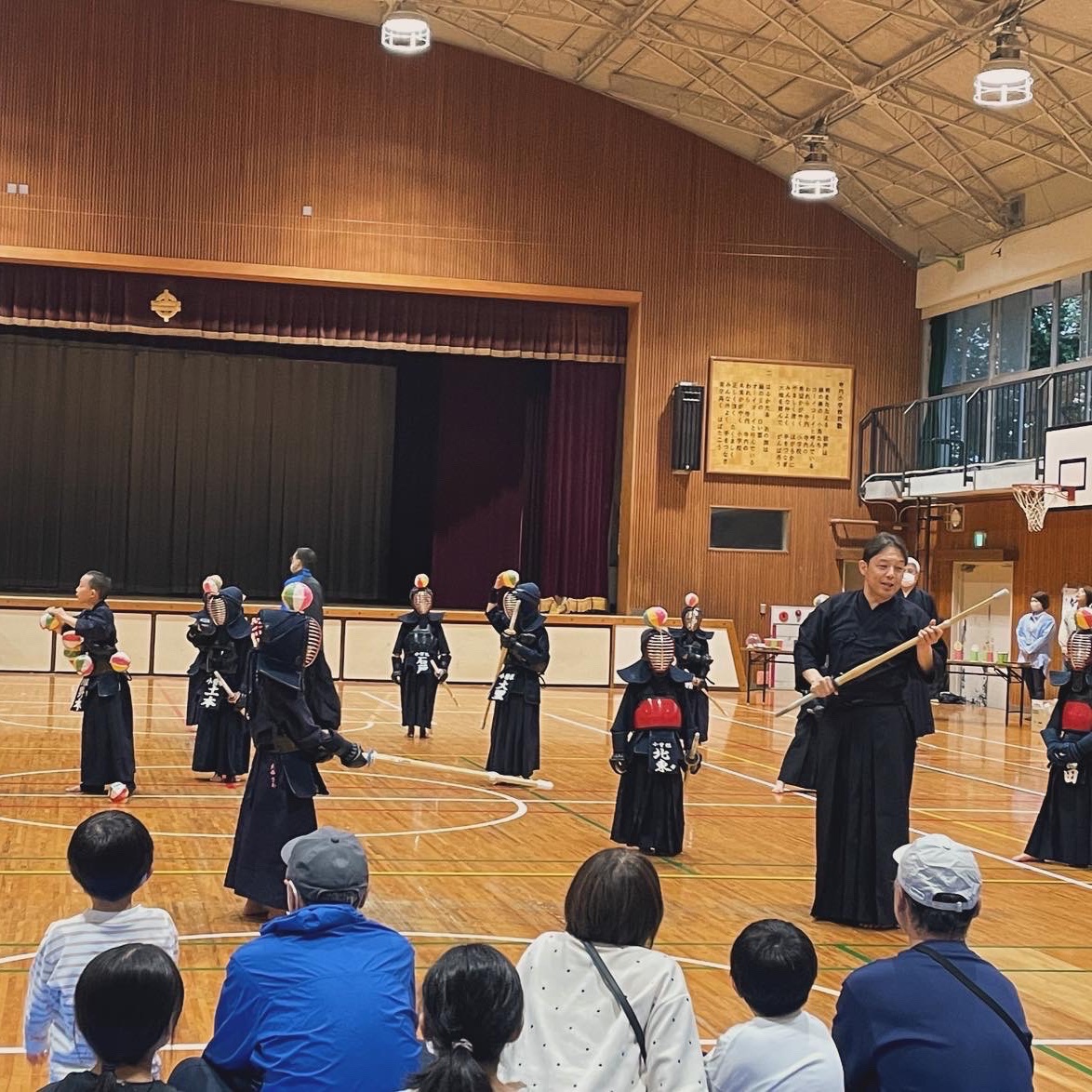 ozoneterauchi's tweet photo. 4/20（土）にお菓子くじ引き大会を開催しました。
今年はマチカネくんもやってきて、大盛り上がりでした。

5/10（金）北条小 19:00〜20:00
5/19（日）小曽根小 10:30〜11:30

次回もお待ちしてます！
#小曽根寺内剣友会 #豊中市 #剣道 #習いごと https://t.co/yP6ud16QrQ