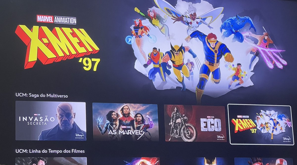 4FantasticoBRA's tweet photo. O gente, tava aqui teorizando com um amigo sobre a introdução dos X-Men, no MCU.

Não sei se vocês perceberam mas X-Men 97’ está na aba do ‘Multiverso’ da Marvel no Disney+.

Recentemente o Kevin, disse que estava estudando fazer a série ser canônica no MCU. Aí então vem a viagem minha e do meu amigo.

Para trazer equipes TÃO icônicas e ANTIGAS da Marvel Comics para o MCU atual, a Marvel pode estar usando do Multiverso para fazer isso. O Quarteto Fantastico, vem de uma outra realidade e os X-Men, vem diretamente estabelecidos da série animada para o Live Action.

É preguiçoso? Muita gente acha a ideia de usar o Multiverso uma saída preguiçosa para o 4F e Xmen, mas estamos falando da Marvel e eles gostam de explicar as coisas pro grande público de forma bemmmmm simplificada e usar o Multiverso que já tá sendo comentado há um bom tempo e uma saída que eles podem considerar “simples e fácil de entender”.

E após Guerras Secretas e o comentado “Soft Reboot” podemos ficar com esses personagens TODOS no Live Action com uma história totalmente nova sendo contada em um universo totalmente novo que será o MCU.

Perdoem a nossa viagem mas eu não tenho nada pra fazer e vim falar com vocês 🤷🏻‍♂️💙