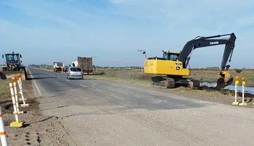 Realizamos trabajos de reparación de la RP 3, entre #Canals y #AldeaSantaMaría🚧 Hasta que se terminen los arreglos, el paso vehicular será por media calzada. Transitar con precaución ⚠️ #SeguimosHaciendo